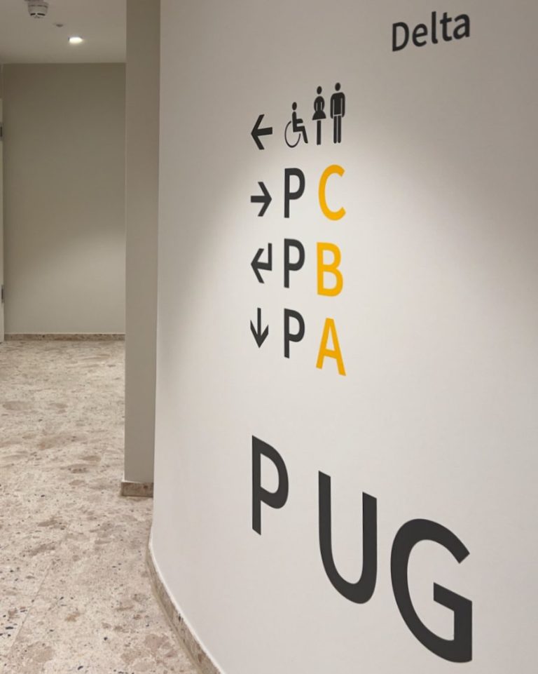 Gestaltung Richtungsinformation Parkgarage Bürohaus Schönefeld Wegweiser mit Symbolen im hellen Flur für Parkgaragenzugänge