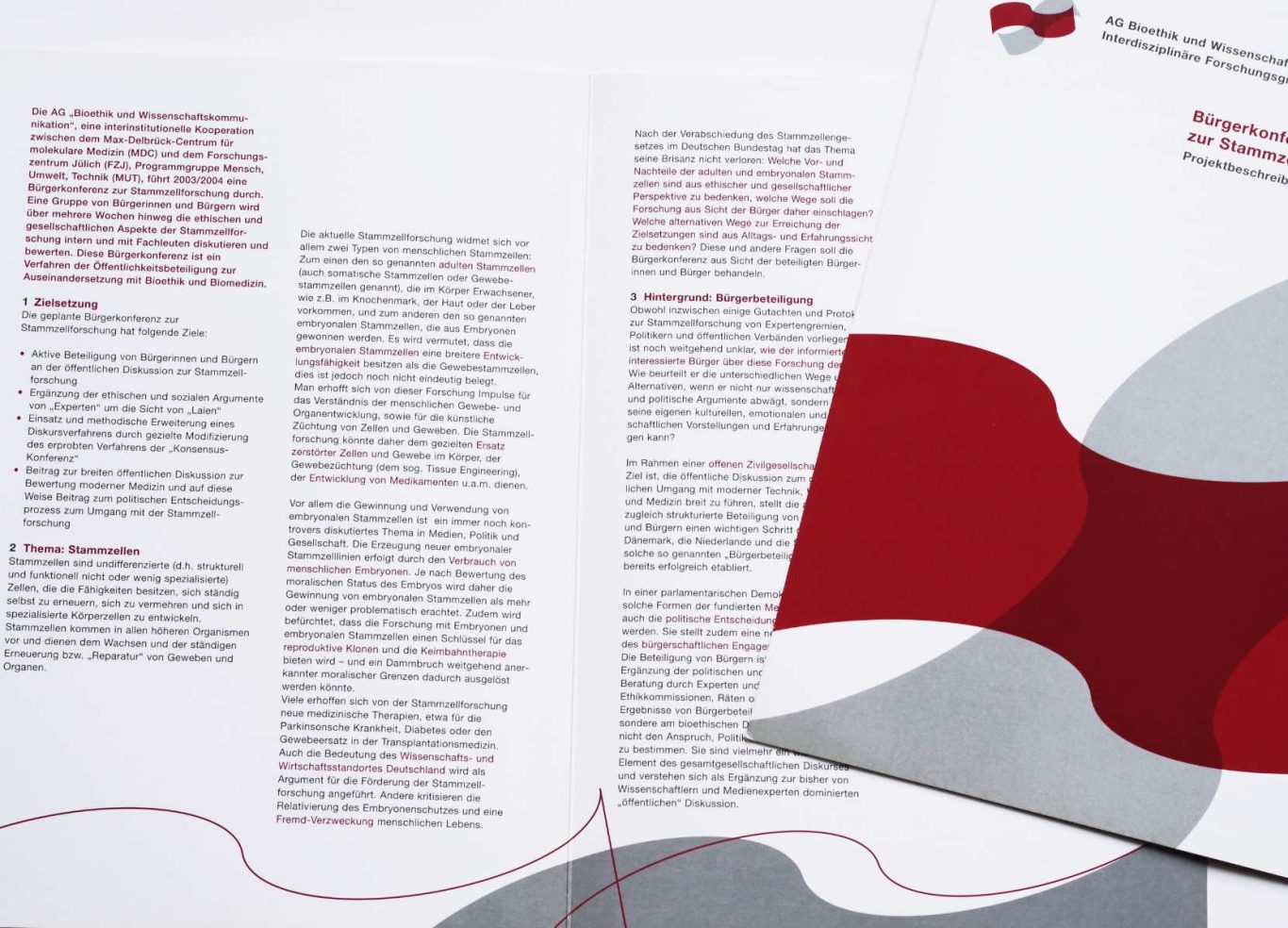 Broschürendesign für die Wissenschaft Max Delbrück Center Berlin Buch Broschüre mit roten und grauen wellenförmigen Flächen und Text.