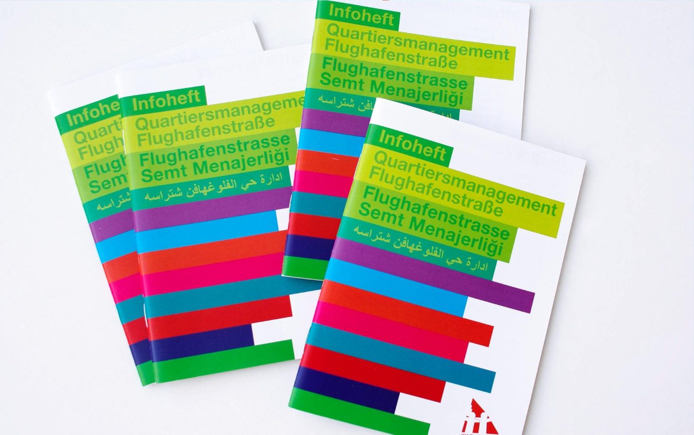 Broschürengestaltung zum Stadtteil Flughafenstraße Berlin Neukölln, Quartiersmanagement Vier Broschüren mit bunten, horizontalen Streifen auf dem Cover.