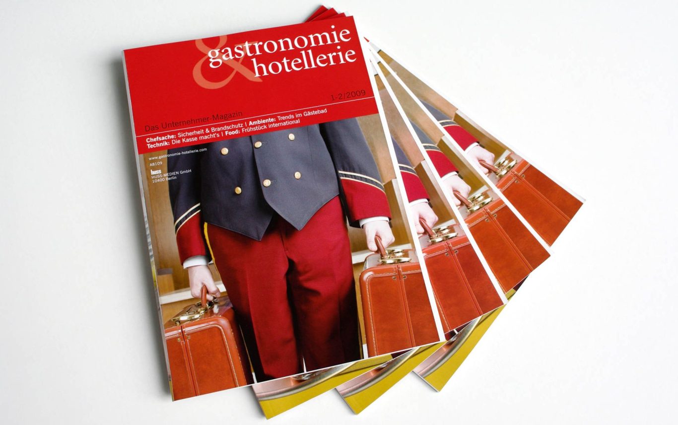 Relaunch Design Fachzeitschrift Gastronomie Zeitschriften mit rotem Titel und Bild eines Portiers in Uniform und Koffern