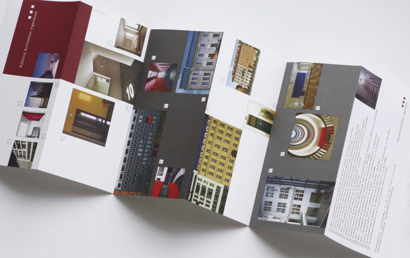 Design Faltbroschüre Architekturprojekte Rüthnick Architekten Berlin Faltbare Broschüre mit Bildern von Architektur in modernem rot-grauen Design.