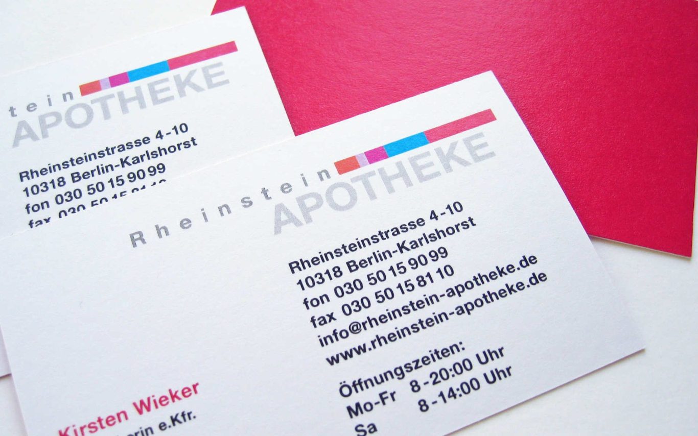 Visitenkartengestaltung und Erscheinungsbild Rheinstein-Apotheke Berlin Karlshorst Zwei Visitenkarten der Rheinstein Apotheke mit mehrfarbigen Logobalken, Text und roter Rückseite.