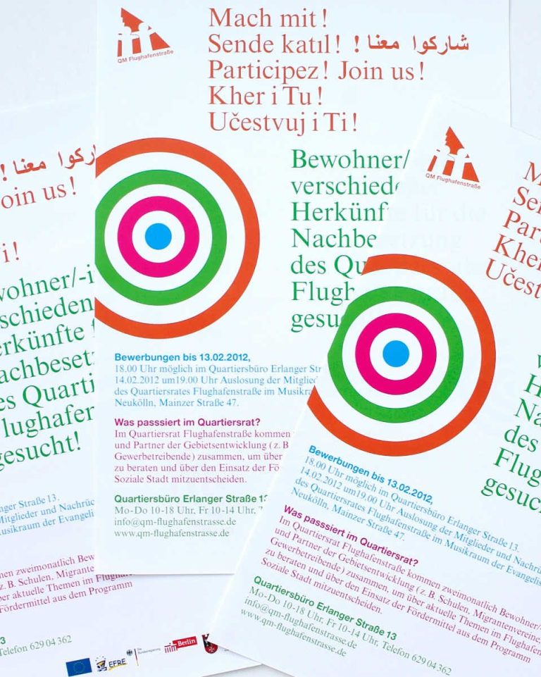 Plakatdesign Beteiligungsaufruf Quartiersrat Flughafenstraße Berlin Neukölln Bunte Plakate mit Kreismotiv und Text in verschiedenen Sprachen.