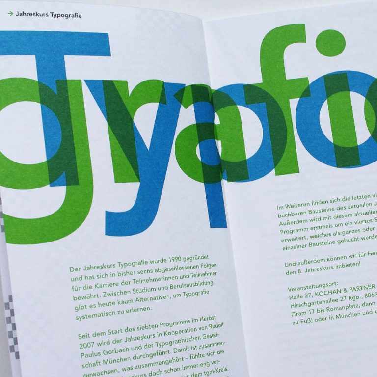 Buchgestaltung Jahresprogramm Typographische Gesellschaft München Buch mit buntem Text in Blau und Grün, der das Wort "Typography" darstellt.