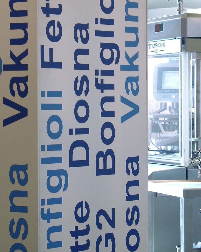 Messestandgestaltung Propack Prozess- und Verpackungstechnik mit Partnerfirmen Messe-Säule mit blauer grosser Beschriftung.