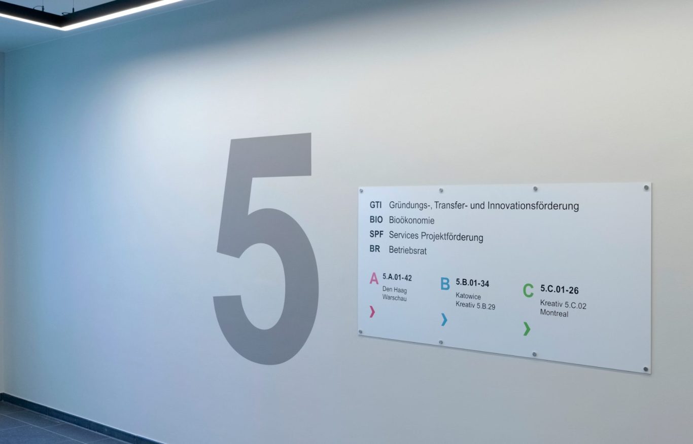 Etagenübersicht Leitsystem Planung Bürohaus Projektträger Jülich Etagenzahl 5 mit Wegweisung und Symbolen für Informationen.