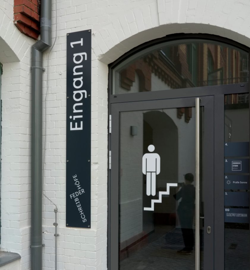 Gestaltung Eingangkennzeichnung Bürohaus Schreibfederhöfe Berlin Schild Eingang 1 mit einem Männchen-Symbol und Treppen-Symbol neben der Eingangstür.