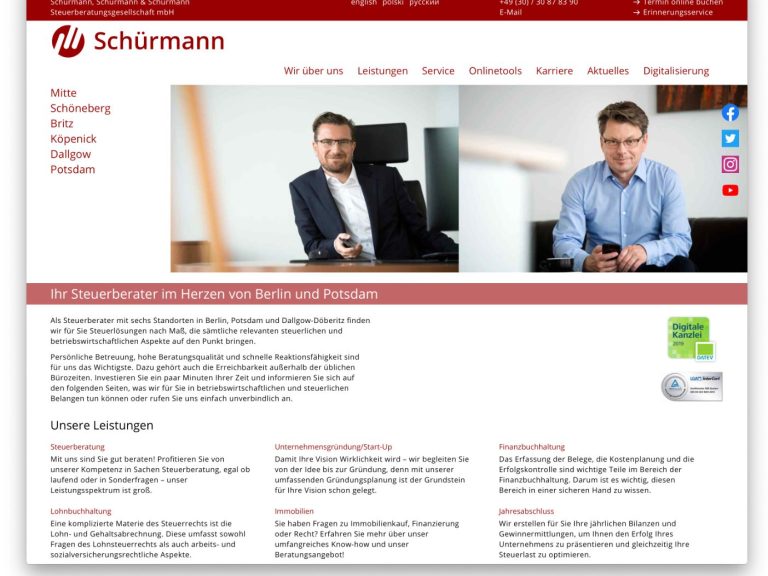 Webdesign und Corporate Design Schürmann Steuerberatungsgesellschaft Berlin Website mit Titelfoto zweier Personen, die in einem Büro sitzen. Darüber und darunter rote Balken, Logo und Text.